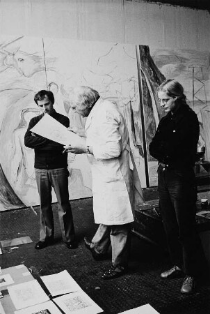 Der Maler Arno Mohr in seinem Atelier mit Kunststudenten
