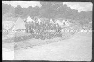 Internierung der Besatzungsangehörigen der "Columbus" im in Algerien gelegenen Internierungslager "Camp Suzzoni", Gruppenbild anderer Kriegsgefangener vor den Unterkünften (Zelten) des Lagers