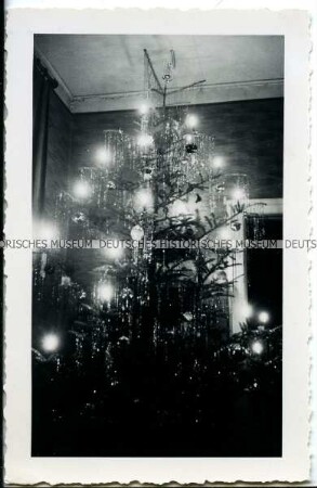 Weihnachtsbaum mit Beleuchtung