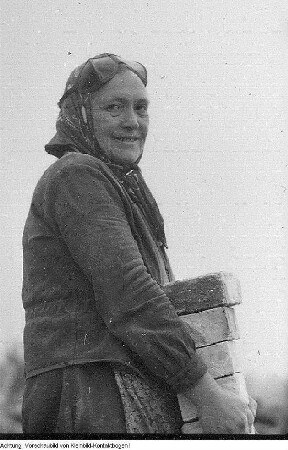 Dresden, Enttrümmerung. Trümmerfrau Elsa Buchwitz beim Arbeitseinsatz, 1946