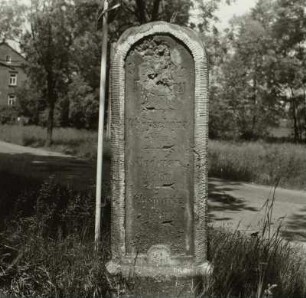 Kleinschirma, Steinsäule mit Richtungsangaben
