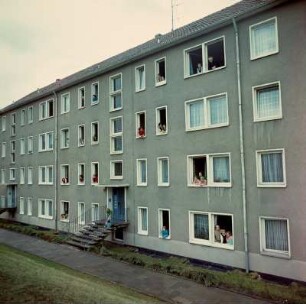 Blick auf einen Neubau mit den Bewohnern aus den Fenstern schauend, Jena