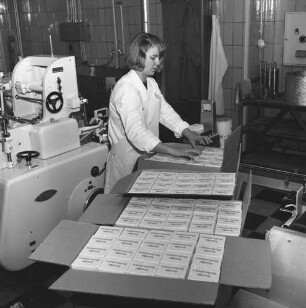 Deutschland. Arbeiterin beim Verpacken von Butter (Deutsche Markenbutter)