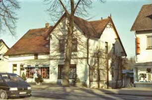 Poststraße 35: traufständiges Wohn- und Geschäftshaus: Straßenfront mit Gesims, Kniestock, Schaufenster, Seitenrisalit mit Dreiecksgiebel: Giebelseite, daran Rankgitter: Giebelzier: rechts daneben Einfahrt