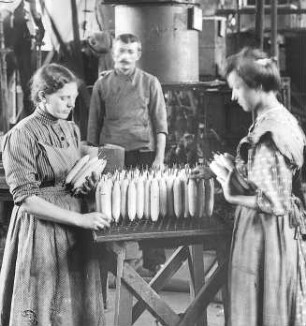 Aufstecken der Garne in Copsform auf Rahmen : Technikgeschichte | Technologie | Fasern, Gespinste und Gewebe | Wollgarn-Färberei | Michaelis
