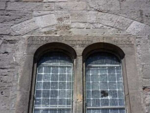 (Evangelische Kirche) - Querhausarm Süd von Süden-(verändertes) Fenster mit Textkartusche und Jahr 1559 im Sturz (Umbau und Erweiterung)