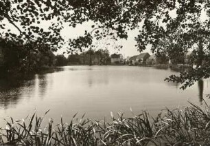 Teich an der Schule mit Blick auf das Dorf