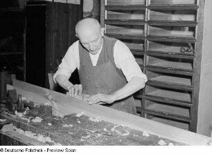 Arbeiter beim Sägen eines Bretts