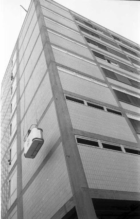 Fensterputzen am Neubau des Instituts für Maschinenbau der Technischen Hochschule.
