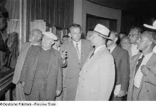 Oskar Baumgarten (3.v.l.) im Gespräch mit Walter Ulbricht, Erich Mückenberger (2.v.l.), Otto Gustav Nuschke (l.)