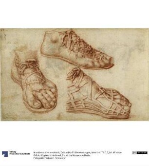 Drei antike Fußbekleidungen