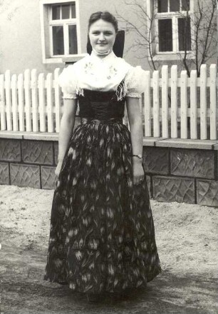 Sonntagstracht aus Hoske : Kleidung - katholische Tracht. Ort: Hózk / Hoske. Katholisches Mädchen in Sonntagstracht.