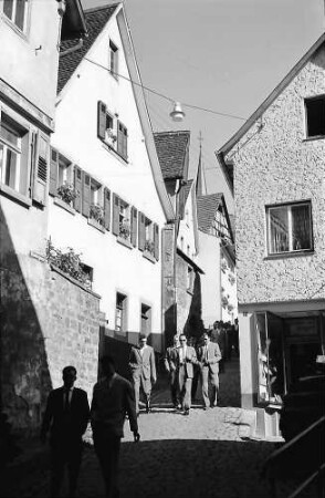 Hirschhorn: Gasse mit Kirchgängern