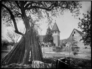 Wolfartsweier Ortsbild mit Evangelische Jakobskirche im Hintergrund Ansicht von Südosten