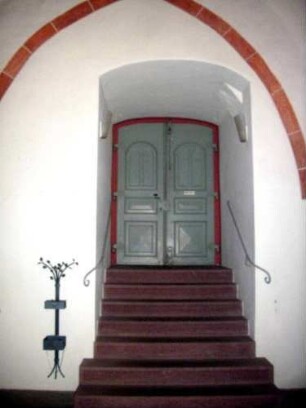 Kirchturm Innen (Frühgotische Gründung 13 Jh als Chortum mit Turmchor)-Chorraum mit Eingangstreppe und Mauerstärke