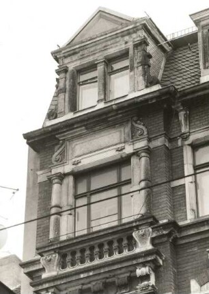 Dresden-Neustadt, Bautzner Straße 52. Wohnhaus mit Laden (um 1895). Fenster (3. Obergeschoß und Dachgeschoß)