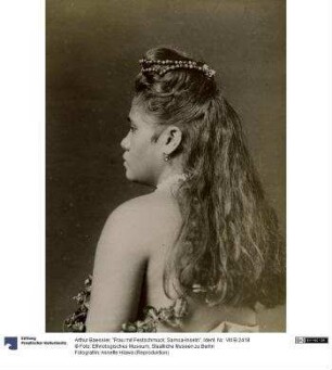 "Frau mit Festschmuck, Samoa-Inseln"