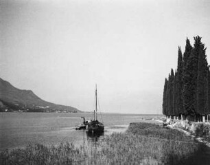 Salò : Italien, Gardasee, Salò. Blick vom Ufer auf den See