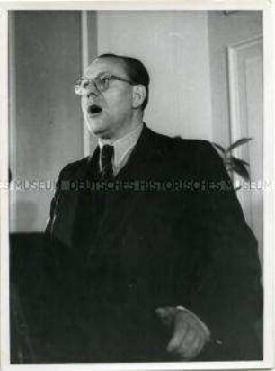 Otto Grotewohl stellt im Volksrat den Verfassungsentwurf der DDR vor