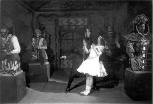 Coppelia. Ballett von Léo Delibes mit Ellen von Cleve-Petz als Swanilda, Walter Kreideweiß als Franz, Wilhelm Moy als Dr. Coppélius u. a. Staatsoper Dresden, Neueinstudierung 16.2.1925 unter Leitung von Fritz Busch (gemeinsam mit "Abu Hassan"; Choreographie: E. Cleve-Petz). Fotografie (Negativabzug auf Papier) von Ursula Richter