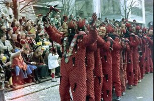 Freiburg: Umzug, Rote Gruppe [Feuer-Narren]
