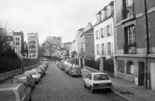 Paris: Typische Pariser Straße, unweit Place Pigalle, breiter