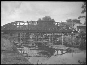 Bahnbrücke über Fluss, Baustelle (vermutl. östliche Donaubrücke in Sigmaringen)