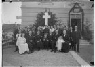 Primizfeier Brugger in Sigmaringendorf 1936; Gruppenbild Familie des Neupriesters vor dem Elternhaus, im Mittelpunkt Neupriester Brugger
