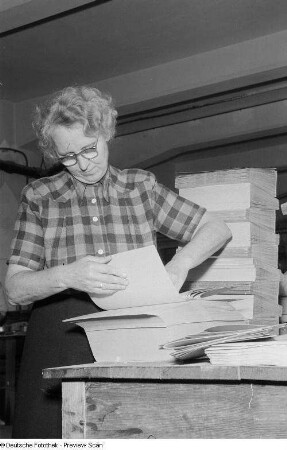 Portrait Else Krämers an ihrem Arbeitsplatz in der Buchbinderei im Druckhaus Einheit