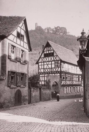 Weinheim : Weinheim/Rhein. Straßenbild mit Fachwerkhäusern. Blick gegen die Burg Windeck