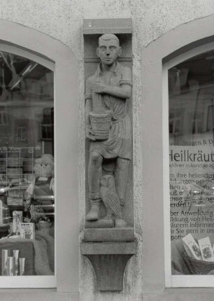 Neusalza-Spremberg, Apothekerrelief : Neusalza-Spremberg. Wohnhaus mit Marien-Apotheke, Obermarkt 12, (wohl 19. Jahrundert begonnen), Apotheker-Relief (1942)