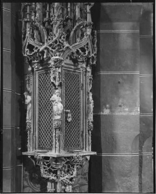 Baden-Baden Stiftskirche Sakramentshaus Tabernackel - an den Ecken Prophetenfiguren spätgotische Steinmetzarbeit Steht am linken Pfeiler des Triumphbogens und circa 13 m hoch, besteht aus zwölf übereinander angeordneten Einzelwerkstücken