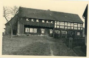 Sohland an der Spree-Wehrsdorf, Dresdener Straße 5 (zur Aufnahmezeit: Wehrsdorf, Thälmannstraße 5; einst Wehrsdorf Nummer 62). Wohnstallhaus ((Umgebindehaus); 2. Hälfte 19. Jahrhundert). Eingangsseite mit Galerie