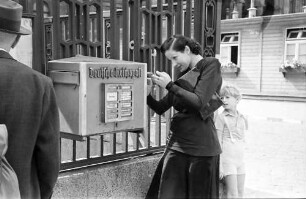 Berlin: Maria Mart (Tänzerin) am Briefkasten