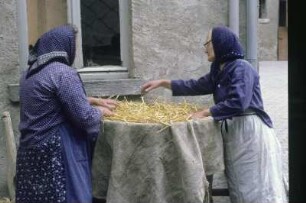 Frauen mit Strohkorb