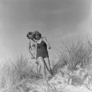 Elisabeth Gremmler (links) und eine Freundin in Badebekleidung am Strand