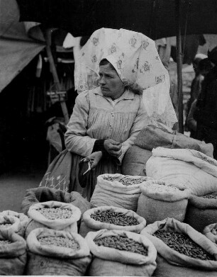 Lübbenau. Markt. Eine sorbische Frau in Tracht verkauft Sämereien