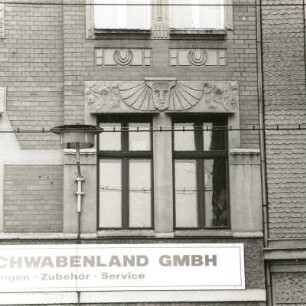 Cottbus, Friedrich-Ebert-Straße 38. Wohn-und Geschäftshaus (um 1905). Fenster der Portalachse (1. OG)