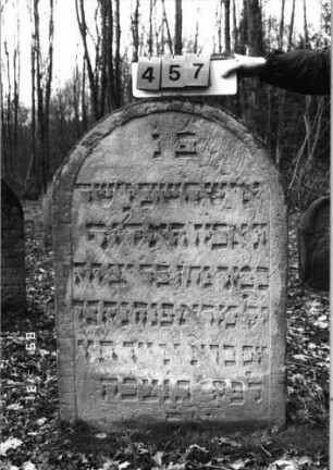 Grabstein 457 (Index: 99752834) Material: Sandstein Zustand: gut Maße HxBxT: 123x60x8 cm Beschreibung: Stele, Rundbogenabschluß, Schriftfeld eingetieft: Grabstein 457