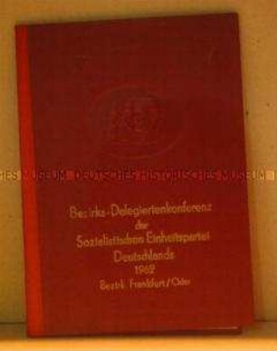 Konferenzmappe einer Bezirksdelegiertenkonferenz der SED (ohne Inhalt)