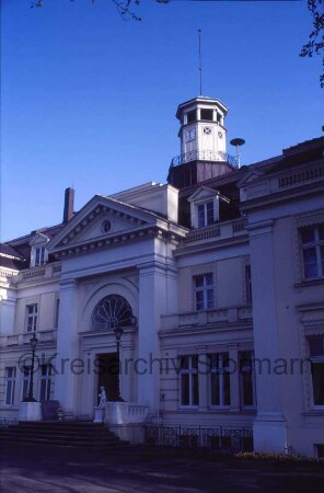 Blumendorf: Gut: Herrenhaus: Nordfassade mit Eingangsportal