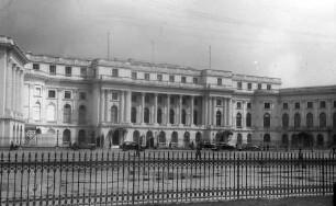 Bukarest: Fassade des Schlosses, Vordergrund Säulen des Atheneum