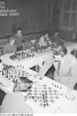 Dresden. Wolfgang Uhlmann (stehend), Großmeister im Schach während des internationalen Schachturniers in Dresden, 1956