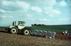 Fotografie: Wendende Bodenbearbeitung, Volldrehpflug, Systemtraktor