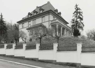 Villa mit Einfriedung und Gartenpavillon