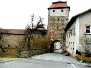 Stadtbefestigung - Stadttor (Geiersberger Tor)-von Feldseite mit Schießscharten (Schlitz- und Büchsenscharten) sowie anschließender Stadtmauer