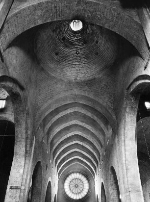 Assisi. San Pietro (1101/1200). Vierungskuppel und Gewölbe des Mittelschiffs