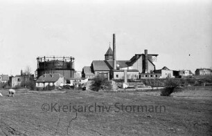 Gaswerk: Lübecker Straße: Blick von Südwesten: mit Gasometer, Kraftwerk, Schornstein: davor Gewächshäuser der Gärtnerei Lichtenberg: vorne Weide, Schafe