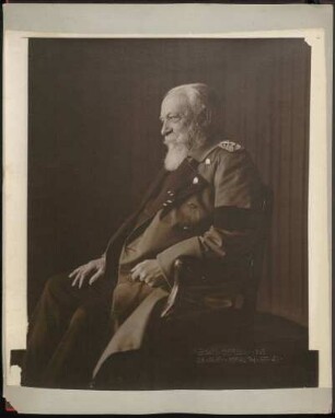 Großherzog Friedrich I., sitzend im Profil nach links, Kniestück.