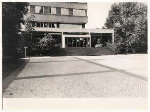 Rathaus, Berlin-Wedding: Eingang und Vorplatz